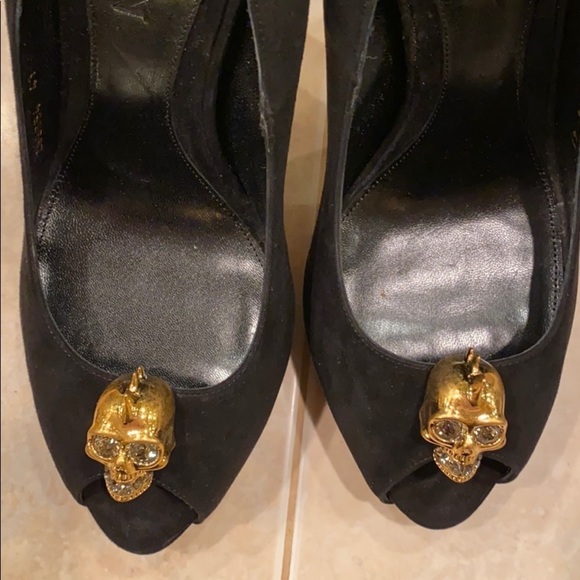 Alexander McQueen Black Velour Peep Toe Pumps 41 NIB Gold Skull Hardware - Picture 6 of 10